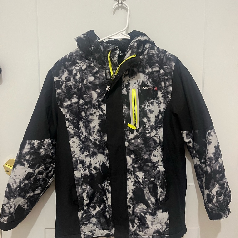Swiss Tech Black and Gray Puffer Jacket with Insulation